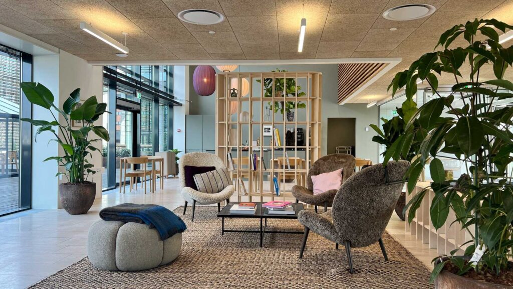 Lounge med bløde møbler og store planter