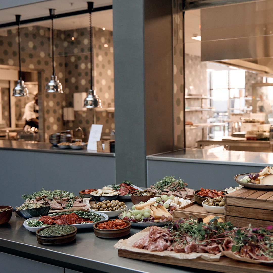 Frokostbuffet i kontormiljø med anretninger af årstidens grønt.